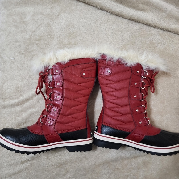Sorel Red and Black Lace Up Boots for Rugged Adventures - Picture 2 of 5